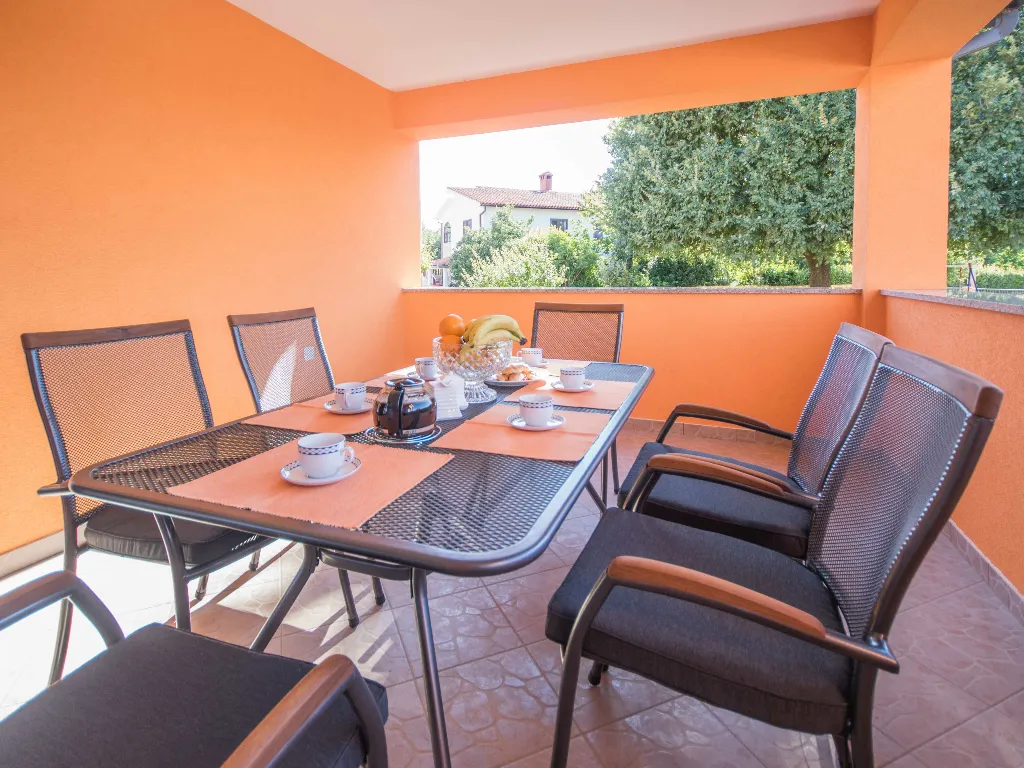 Fenced Pool House in Labin for 6 Guests