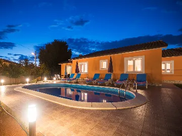 Fenced Pool House in Labin for 6 Guests
