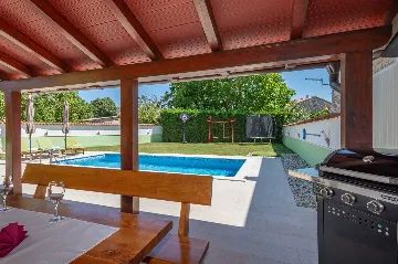 House with Private Pool and Fenced Garden in Svetvinčenat