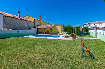 House with Private Pool and Fenced Garden in Svetvinčenat