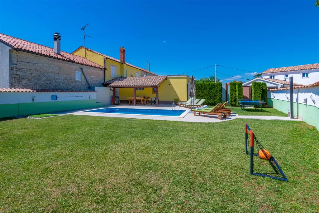 House with Private Pool and Fenced Garden in Svetvinčenat