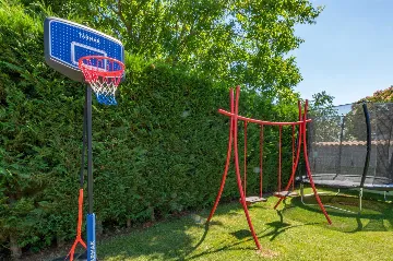House with Private Pool and Fenced Garden in Svetvinčenat
