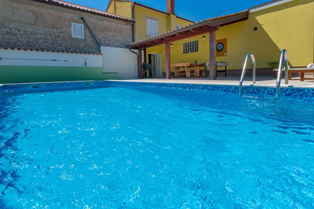 House with Private Pool and Fenced Garden in Svetvinčenat
