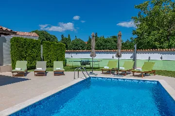 House with Private Pool and Fenced Garden in Svetvinčenat