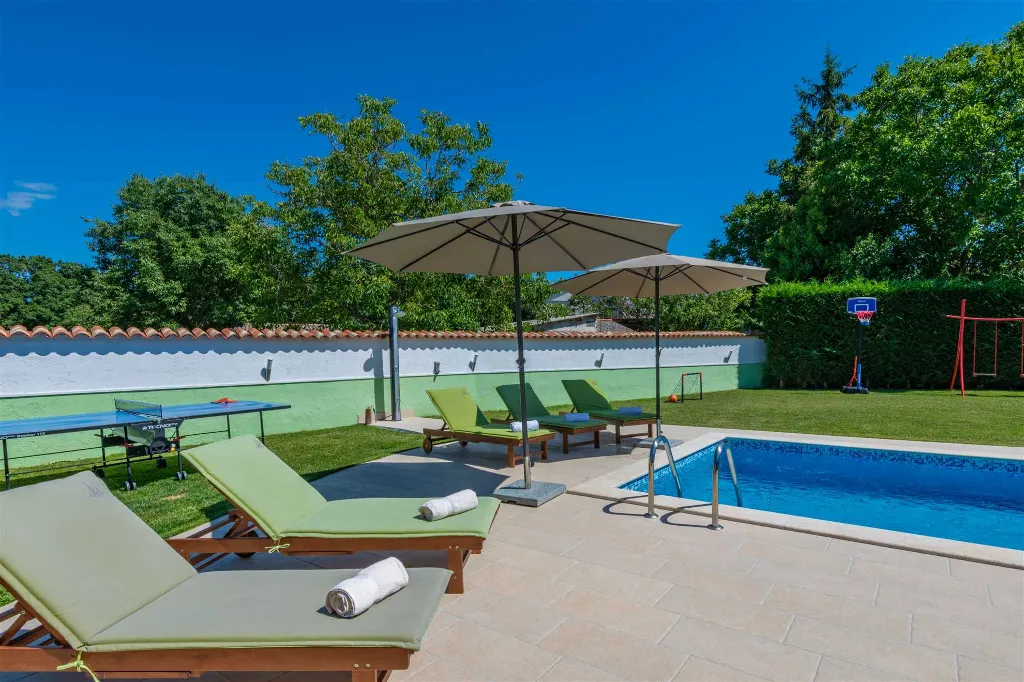 House with Private Pool and Fenced Garden in Svetvinčenat