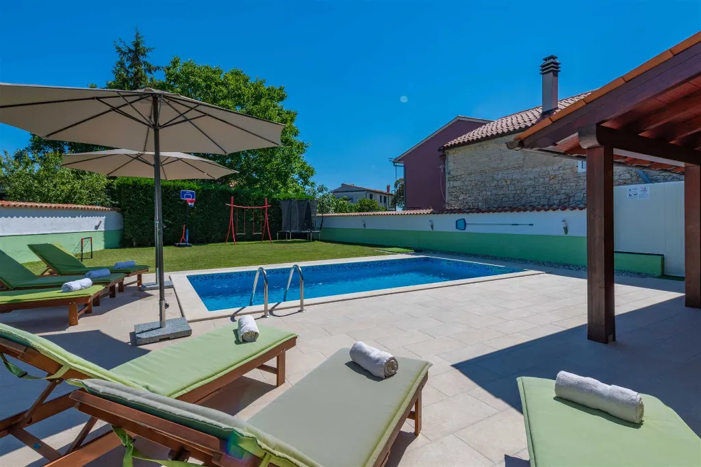House with Private Pool and Fenced Garden in Svetvinčenat