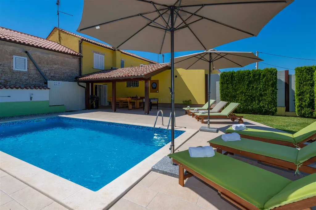 House with Private Pool and Fenced Garden in Svetvinčenat