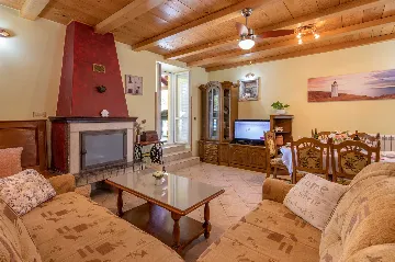 House with Private Pool and Fenced Garden in Svetvinčenat