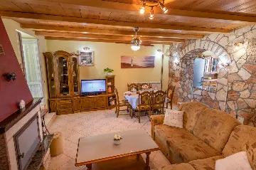 House with Private Pool and Fenced Garden in Svetvinčenat