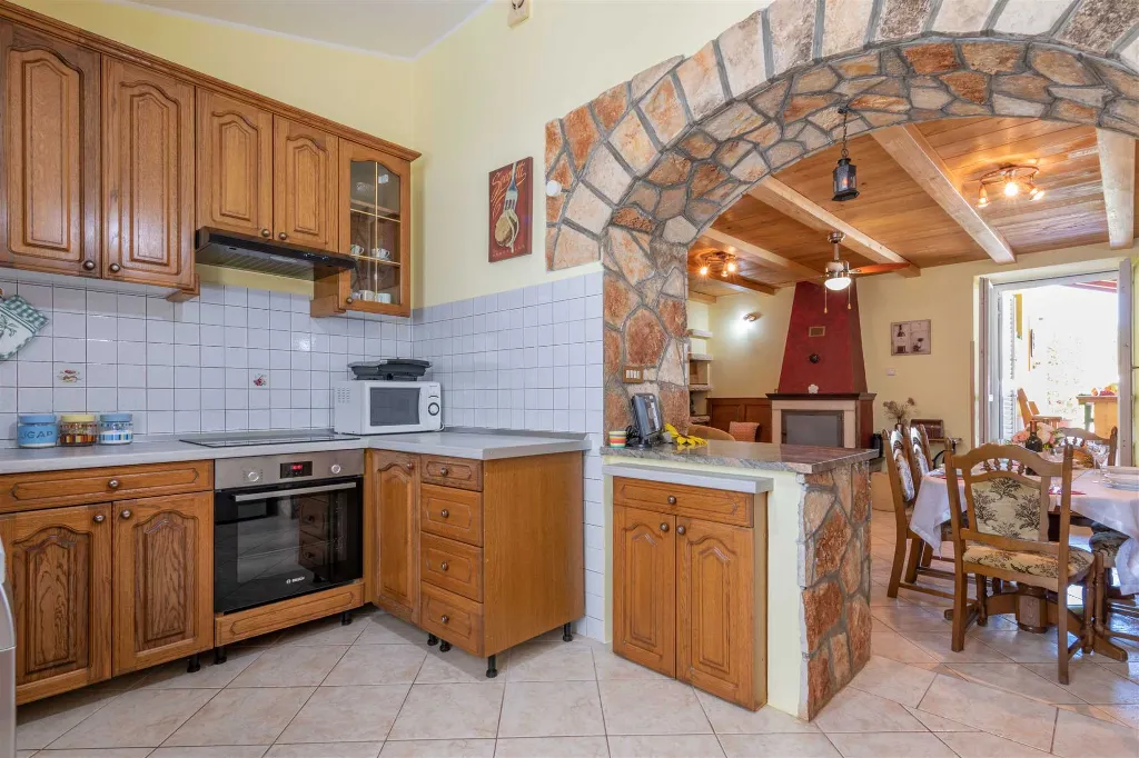 House with Private Pool and Fenced Garden in Svetvinčenat