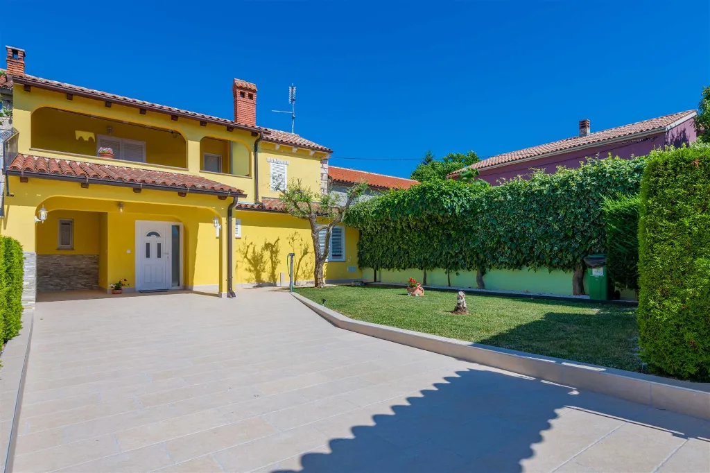 House with Private Pool and Fenced Garden in Svetvinčenat