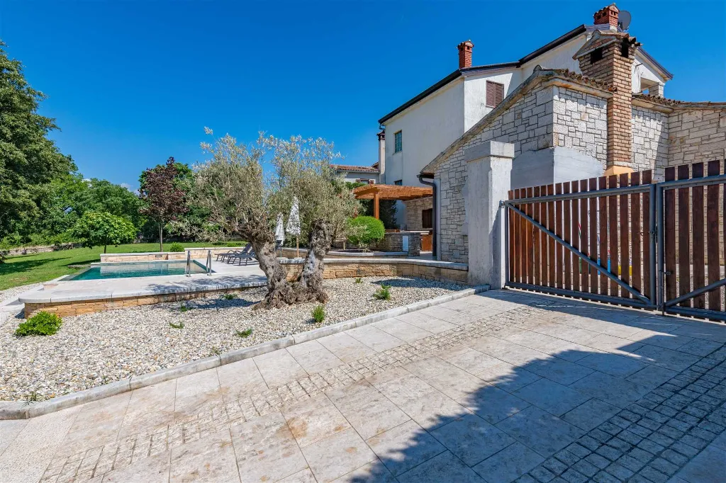 House with Private Pool in Žminj (Up to 6 Guests)