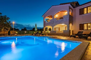 House in Trget for Up to 18 Guests