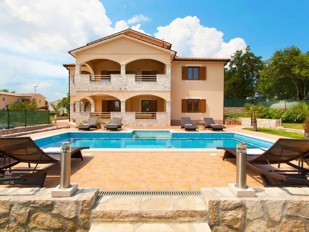 House in Trget for Up to 18 Guests