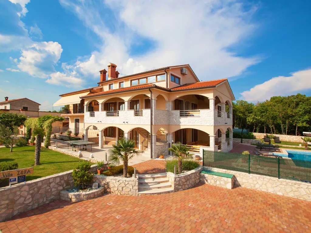 House in Trget for Up to 18 Guests