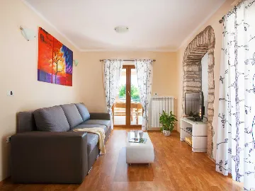 House in Trget for Up to 18 Guests