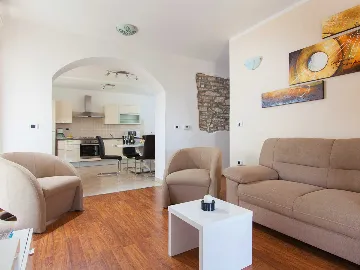 House in Trget for Up to 18 Guests