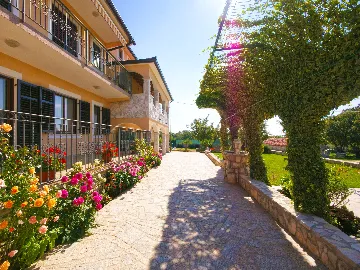 House in Trget for Up to 18 Guests