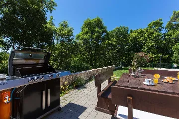 4-Bedroom House with Pool & Private Yard in Labin