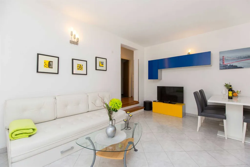 4-Bedroom House with Pool & Private Yard in Labin
