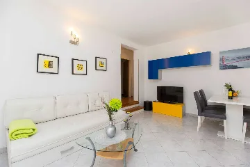 4-Bedroom House with Pool & Private Yard in Labin