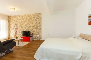 4-Bedroom House with Pool & Private Yard in Labin