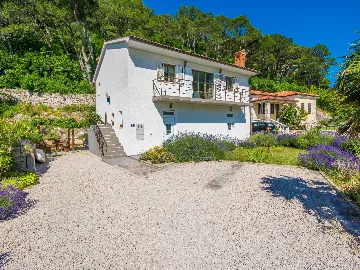 3-Bedroom House in Plomin for Up to 9 Guests