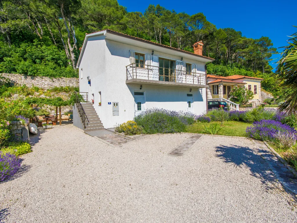 3-Bedroom House in Plomin for Up to 9 Guests