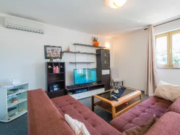 3-Bedroom House in Plomin for Up to 9 Guests