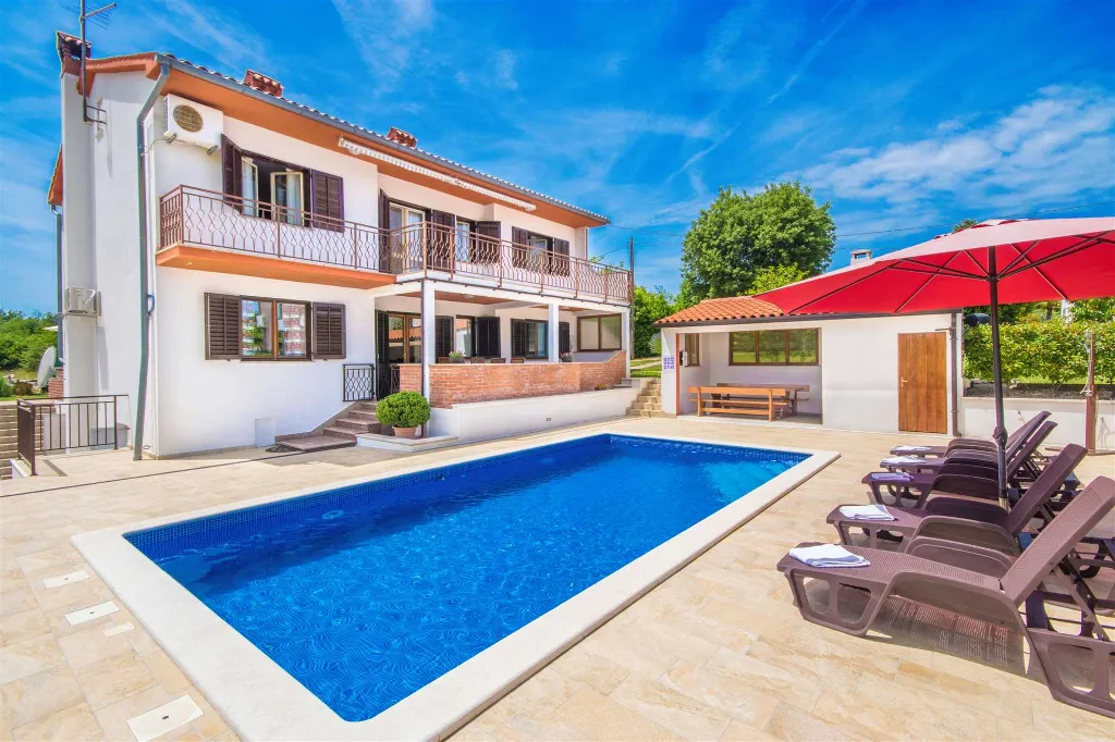 House with Private Pool in Labin (Vinež)