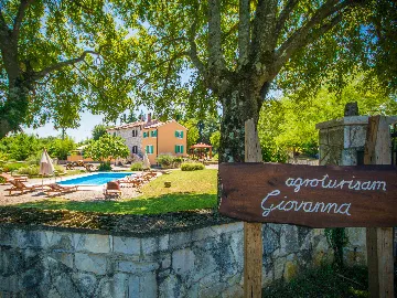 House in Šumber for 16 Guests with Pool