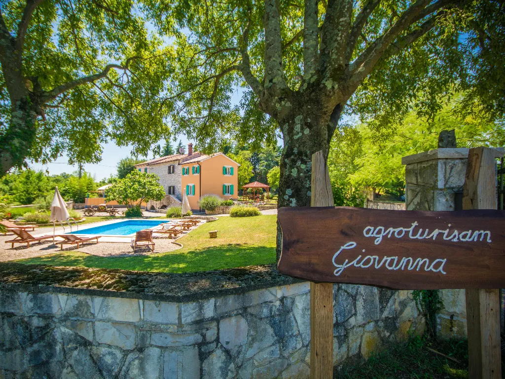 House in Šumber for 16 Guests with Pool