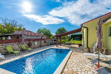 Air-Conditioned House in Bale for Up to 6