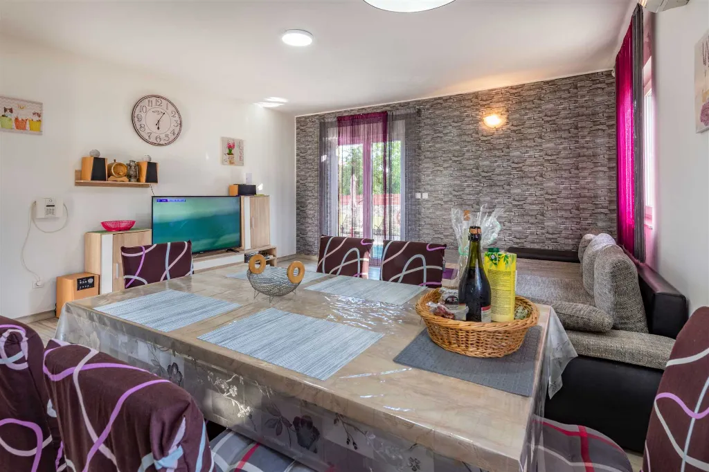 Air-Conditioned House in Bale for Up to 6