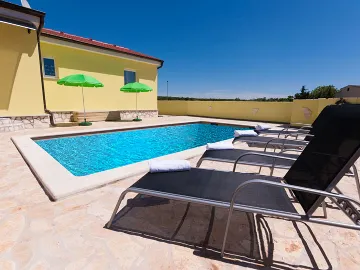 Air-Conditioned House in Bale for Up to 6