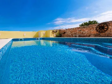 Air-Conditioned House in Bale for Up to 6