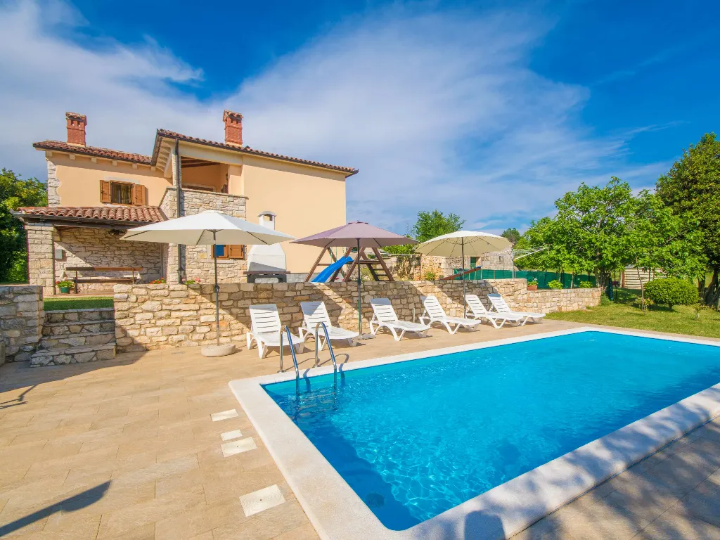 3-Bedroom House with Private Pool in Nedešćina