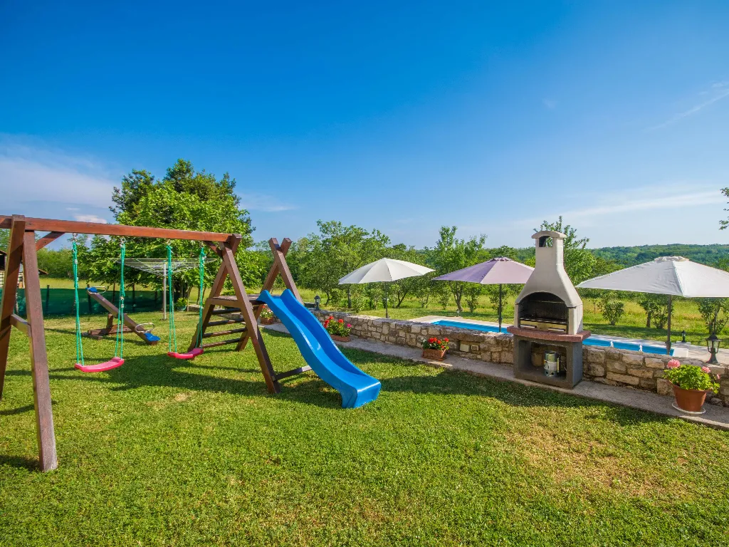 3-Bedroom House with Private Pool in Nedešćina