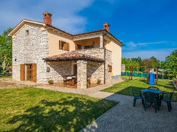 3-Bedroom House with Private Pool in Nedešćina