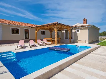 2-Bedroom House with Pool in Rovinj