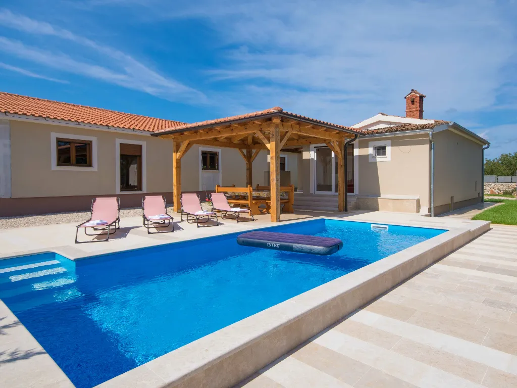 2-Bedroom House with Pool in Rovinj