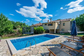 3-Bedroom House with Private Pool in Žminj