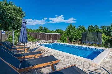 3-Bedroom House with Private Pool in Žminj