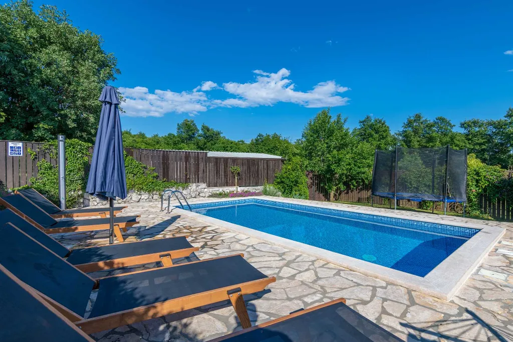 3-Bedroom House with Private Pool in Žminj