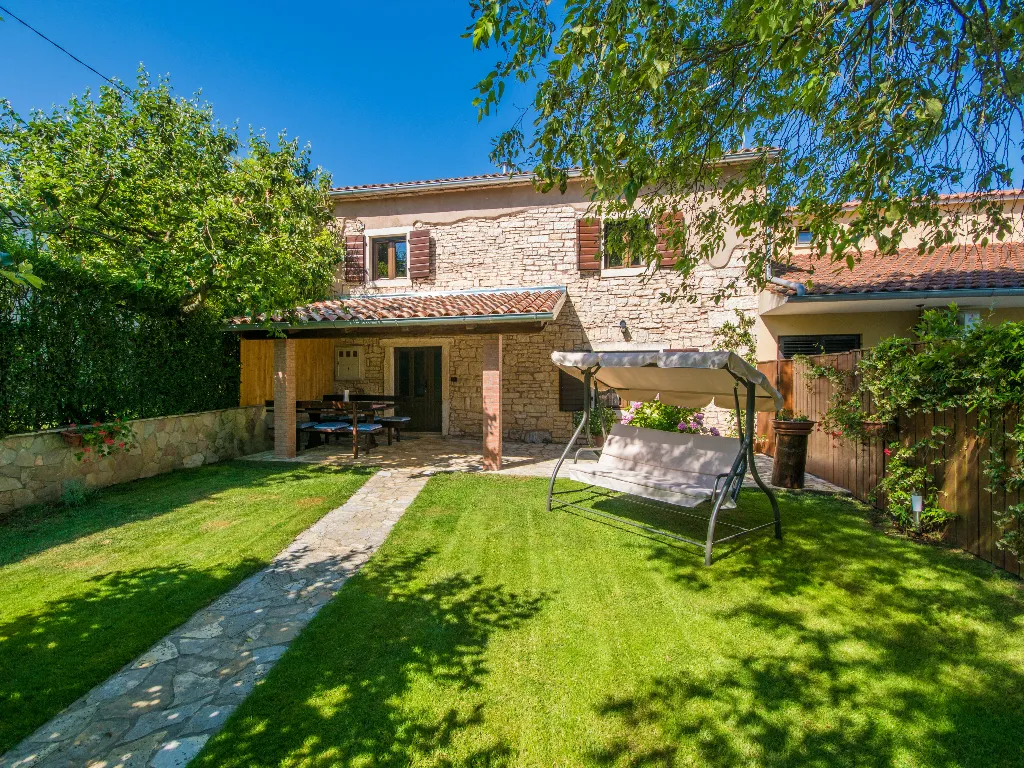 3-Bedroom House with Private Pool in Žminj