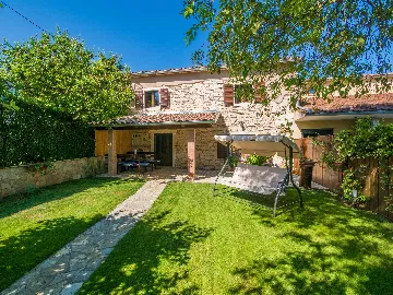 3-Bedroom House with Private Pool in Žminj