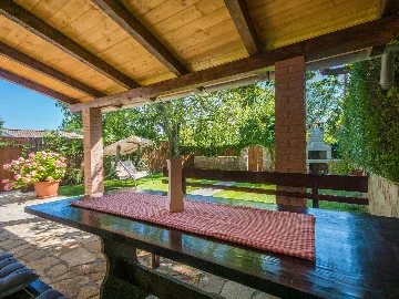 3-Bedroom House with Private Pool in Žminj