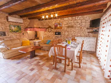 3-Bedroom House with Private Pool in Žminj