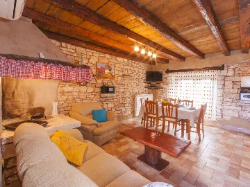 3-Bedroom House with Private Pool in Žminj