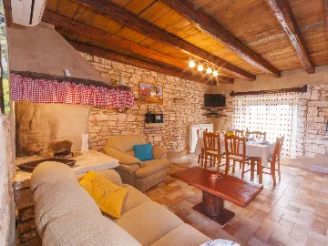 3-Bedroom House with Private Pool in Žminj
